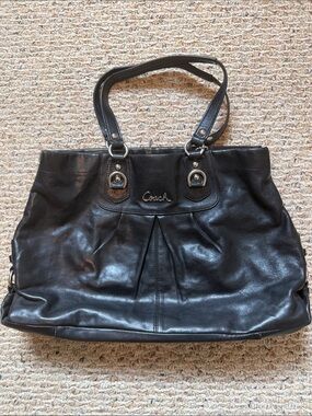 Vintage Coach Black Leather Shoulder Bag